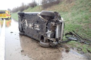 Schwerer Unfall: Überschlag eines Mercedes auf der Autobahn, Fahrzeug stark beschädigt.