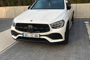 Beschlagnahmter Mercedes: Symbol für Drogenhandel und Geldwäsche, gezeigt in Ermittlungsfall.
