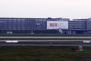 Flughafen BER ohne Flüge durch Verdi-Warnstreik; Reisende sollten Umbuchungen prüfen.