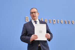 Henning Otte diskutiert die Herausforderungen der Bundeswehr und die Litauen-Brigade in Berlin.