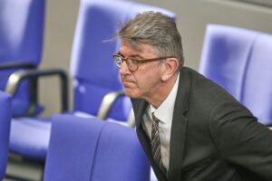 Wolfram Weimer diskutiert Buchhandlungspreis, Kulturpolitik und gesellschaftliche Werte im Verlag.