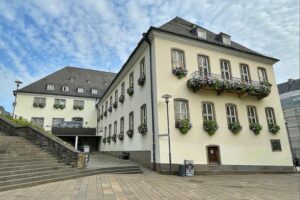 Rathaus von Siegen bei mildem Hochdruckwetter, wolkiger Himmel und entspannte Atmosphäre.