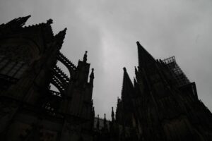 Kölner Dom vor dramatischen grauen Wolken, präsentiert wechselhaftes Wetter in Nordrhein-Westfalen.
