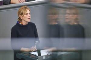 Karin Prien im Fokus: Diskussionsrunde zur möglichen Präsidentschaftskandidatur und politischen Herausforderungen.