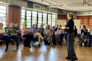 Eine Gruppe von Menschen diskutiert über die Seniorenarbeit in Wiesbaden, gemeinsame Initiativen.