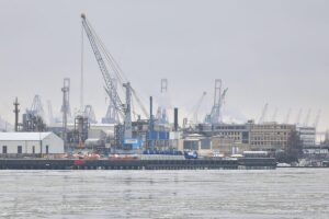 Hamburger Hafen mit Schiffen, symbolisiert wirtschaftliche Auswirkungen des Iran-Kriegs auf Deutschland.