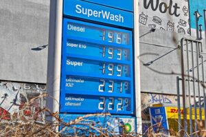 Tankstelle mit Preisen, die symbolisch für steigende Inflation und Energiekrise stehen.