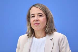 Ulrike Malmendier, Wirtschaftsweise, im Portrait, symbolisiert Verlust und Expertise in der Wirtschaftspolitik.