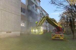 Wohnungsbrand in Ratingen: Feuerwehr, Rettungsdienst, verrauchte Wohnung, Katze verstorben, Bewohnerin evakuiert.