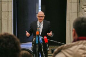 Dietmar Woidke spricht über wichtige Gesetzesbeschlüsse zur Infrastruktur und Luftsicherheit in Brandenburg.