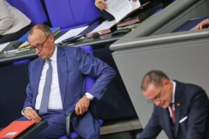 Zwei Politiker diskutieren Umfrageergebnisse und politische Meinungen zu aktuellen Themen in Deutschland.