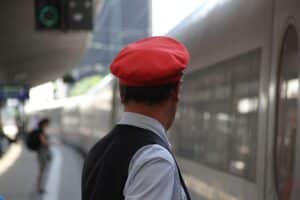 Zugschaffner am Bahnsteig überprüft Ticket; steigende Schwarzfahrerzahlen im DB-Fernverkehr dokumentiert.