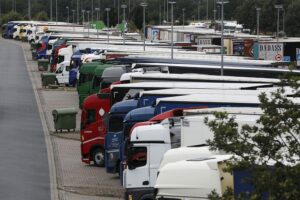 Lkw auf Autobahn, steigende Fahrleistung, wirtschaftliche Indikatoren, Verkehrs- und Industrieaktivität.