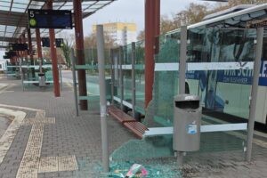 Zerstörte Windfangscheibe am Busbahnhof, Polizei sucht Zeugen für Sachbeschädigung in Sömmerda.