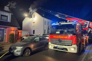 Feuerwehr beim Löschen eines Zimmerbrands in Mülheim an der Ruhr, keine Verletzten.