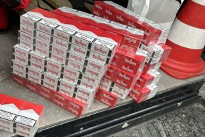 Zollbeamte durchsuchten Objekte und beschlagnahmten illegale Zigaretten und Beweismittel gegen Schmuggel.