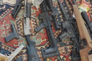 Sichergestellte Waffen und Munition bei Razzia; Verdacht auf Schwarzarbeit und Gewaltkriminalität.