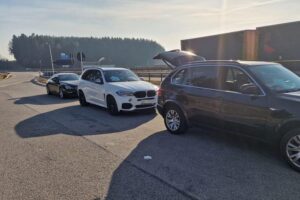Zollbeamte prüfen BMW-Fahrzeuge an der Autobahn 96, Verdacht auf Steuerhinterziehung.
