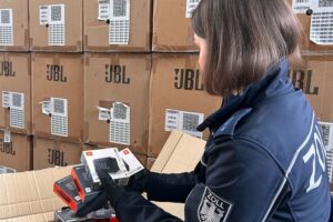 Zollbeamte beschlagnahmen JBL-Kopfhörer und Lautsprecher wegen unzulässigen Parallelimports aus China.