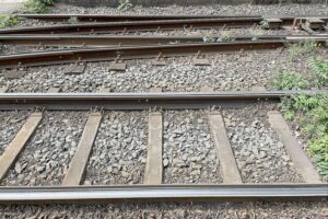 Ein Regionalexpress kollidiert mit auf Gleisen liegenden Betonplatten; Ermittlungen laufen.