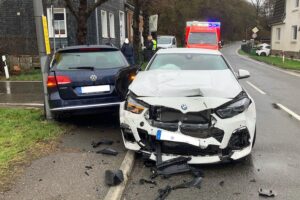 Verkehrsunfall im Kreuzungsbereich mit beschädigten Fahrzeugen und Polizei vor Ort.