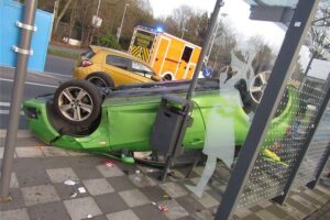Ein Seat Ibiza liegt auf dem Dach nach Unfall an Bushaltestelle, drei leicht verletzt.