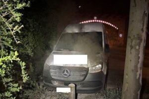 Zwei durch Brand beschädigte Fahrzeuge, Polizei ermittelt wegen Verdacht auf Brandstiftung.