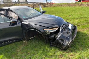 Verkehrsunfall mit Einsatzfahrzeugen und verletzten Personen im Außenbereich von Hennef.