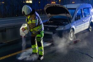 Verkehrsunfall auf Autobahn 46, Feuerwehr im Einsatz, gesperrte Fahrbahn, keine Verletzten.