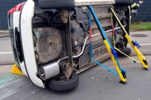 Unfallstelle mit Feuerwehr, Rettungsdienst und erhobenen Fahrzeugteilen in Dinslaken.