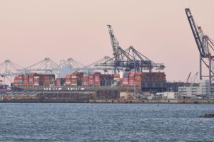 Industrieanlagen mit europäischer Flagge, Symbol für Schutz heimischer Märkte und Produktion in Europa.