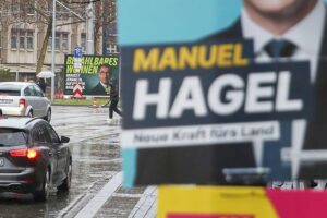 Wahlplakate der CDU und Grünen vor der Landtagswahl in Baden-Württemberg.