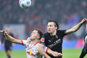 Rocco Reitz im Zweikampf mit Christoph Baumgartner, symbolisiert den Transfer und Konkurrenzkampf.