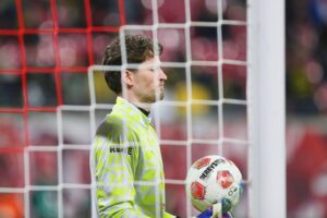 Dortmunder Spieler jubeln nach einem beeindruckenden 4:0-Sieg gegen Freiburg im Stadion.