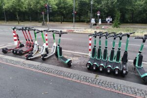 E-Scooter und Verkehrssicherheit: Tragischer Unfall einer 14-jährigen Fahrerin in Berlin-Britz.