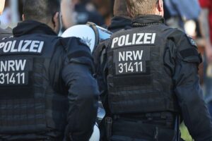 Unfallstelle mit Polizei, Motorrad, Auto und abgesperrter Kreuzung in Viersen.