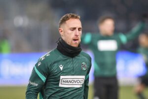 Hannover 96 Spieler jubeln nach dem 2:0 Sieg gegen Darmstadt 98 im Stadion.