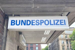 Bundespolizei kontrolliert Pkw, Niederländer festgenommen wegen Haftbefehl und Steuerhinterziehung.