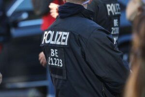 Ein schwerer Fahrradunfall zwischen zwei Radfahrern in Berlin-Friedrichshain führte zu tragischen Folgen.