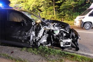 Alkoholisierte Autofahrerin verursacht Totalschaden an zwei Fahrzeugen bei schwerem Unfall.