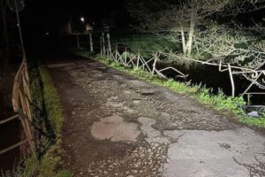 Beschädigtes Brückengeländer nach Unfall mit alkoholisiertem Fahrer in Linse, Polizei ermittelt.