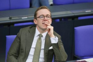 Philipp Amthor fordert Gleichstellung, betont feministische Anliegen über politische Grenzen hinweg.