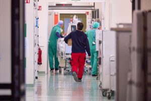 Medizinisches Personal pflegt Patienten im Krankenhaus; steigende Pflegeausgaben sind zentraler Fokus.