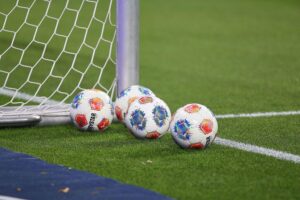 Kritik an hohen Ticketpreisen der FIFA zur Fußball-WM, Aydan Özoguz und Stephan Mayer äußern sich.