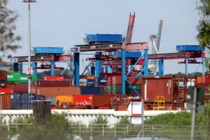 Ein leerer Containerhafen symbolisiert die stagnierende Wirtschaftslage und den Einfluss internationaler Konflikte.