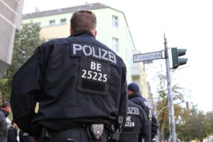 Polizei während verbotener Pro-Palästina-Demo, symbolisiert steigende politisch motivierte Kriminalität.