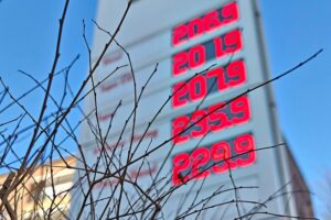 Eine Tankstelle mit preisschildern, Symbol für hohe Energiepreise und wirtschaftliche Herausforderungen.