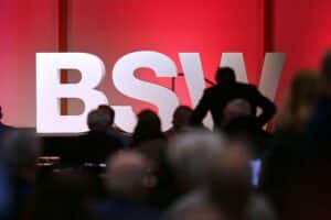 Reanimationsprogramm „Herzsicher in der Schule“: BSW kritisiert fehlende AEDs an Schulen in Sachsen.