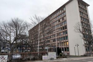 Bilder von Finanzdokumenten, Bafin-Logo und Analysten, die Bilanzen überprüfen.