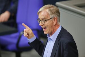 Dietmar Bartsch diskutiert Schulden und Reformen im Bundestag, besorgt über höhere Rüstungsausgaben.
